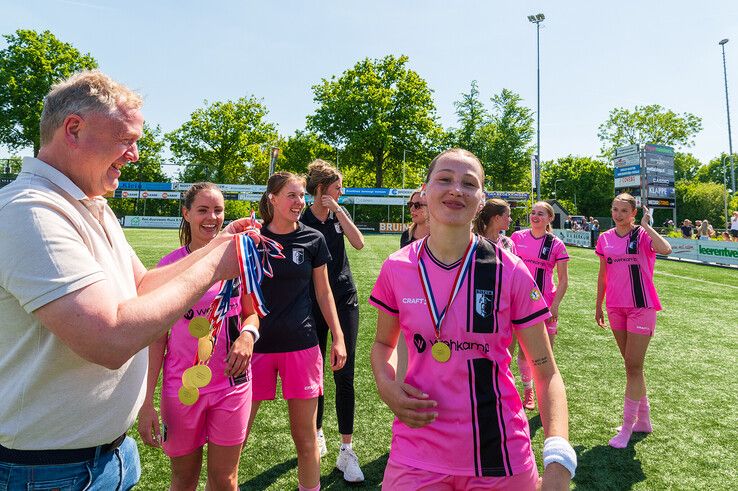In beeld: Berkum Vrouwen kampioen en volgend seizoen naar tweede klasse