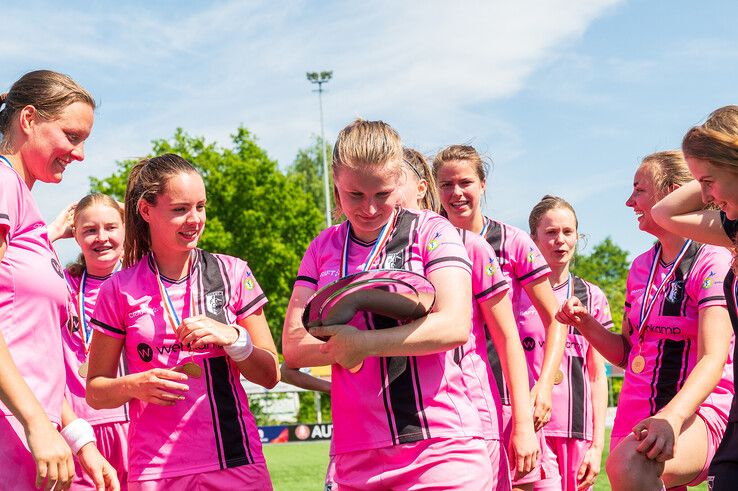 In beeld: Berkum Vrouwen kampioen en volgend seizoen naar tweede klasse