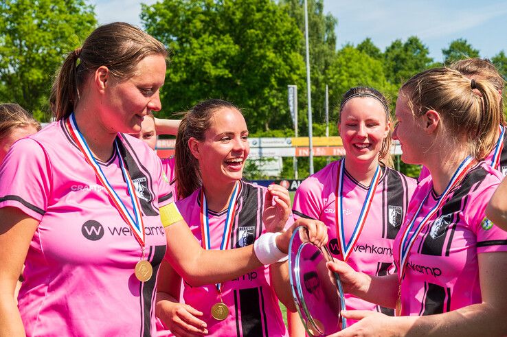 In beeld: Berkum Vrouwen kampioen en volgend seizoen naar tweede klasse