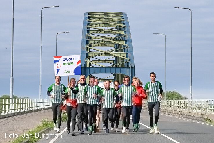 In beeld: Hardlopers van AV PEC 1910 brengen Bevrijdingsvuur naar Zwolle