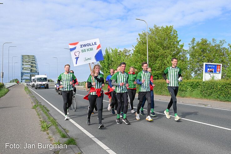 In beeld: Hardlopers van AV PEC 1910 brengen Bevrijdingsvuur naar Zwolle