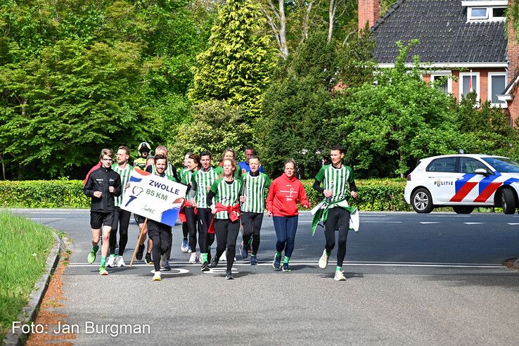 In beeld: Hardlopers van AV PEC 1910 brengen Bevrijdingsvuur naar Zwolle