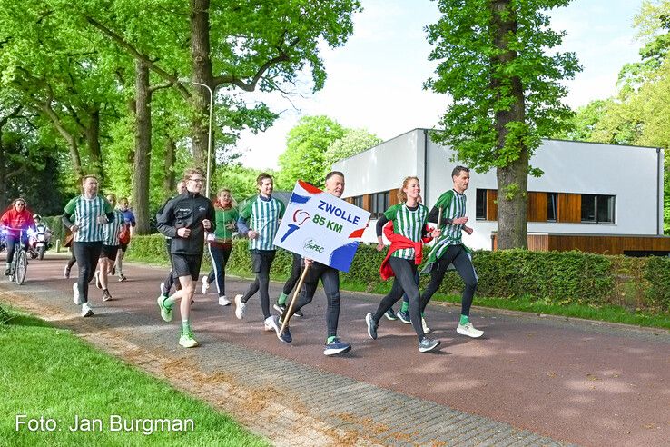 In beeld: Hardlopers van AV PEC 1910 brengen Bevrijdingsvuur naar Zwolle