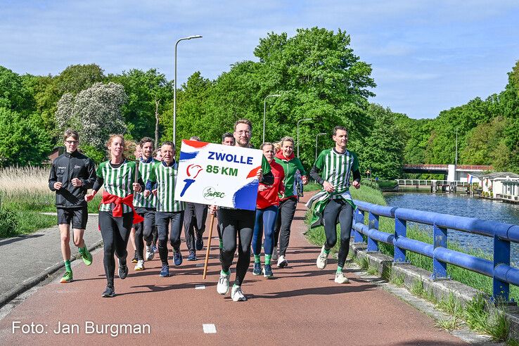 In beeld: Hardlopers van AV PEC 1910 brengen Bevrijdingsvuur naar Zwolle