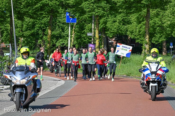 In beeld: Hardlopers van AV PEC 1910 brengen Bevrijdingsvuur naar Zwolle
