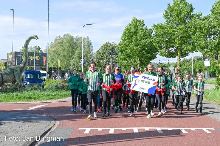 In beeld: Hardlopers van AV PEC 1910 brengen Bevrijdingsvuur naar Zwolle