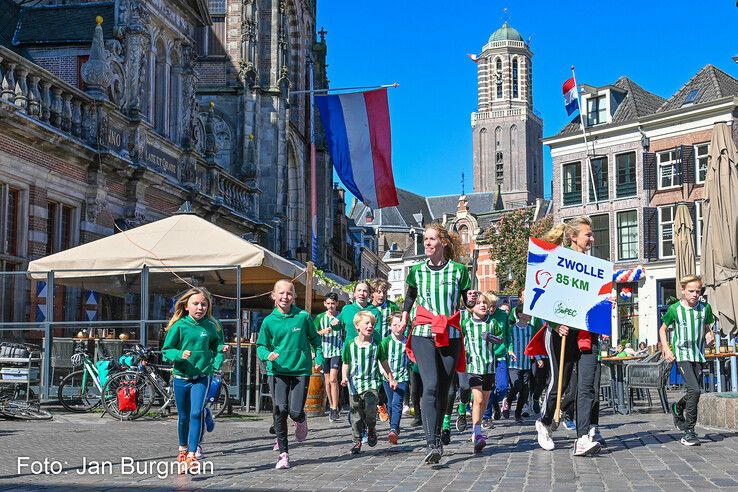 In beeld: Hardlopers van AV PEC 1910 brengen Bevrijdingsvuur naar Zwolle