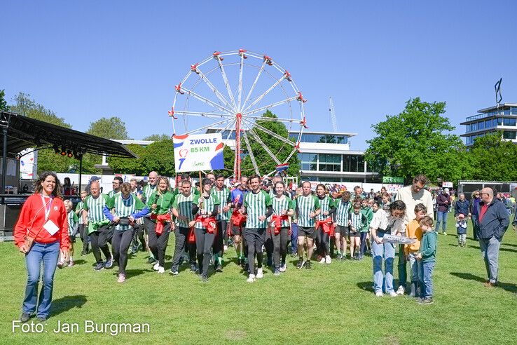 In beeld: Hardlopers van AV PEC 1910 brengen Bevrijdingsvuur naar Zwolle