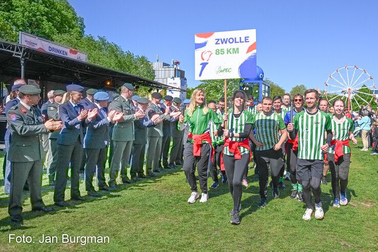 In beeld: Hardlopers van AV PEC 1910 brengen Bevrijdingsvuur naar Zwolle