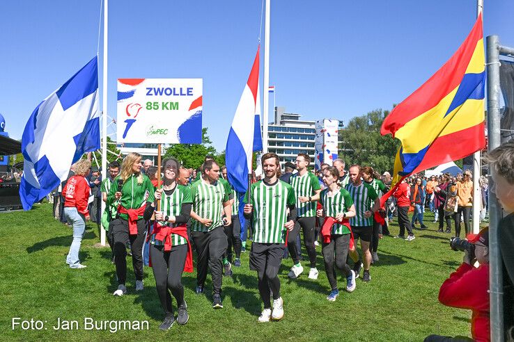 In beeld: Hardlopers van AV PEC 1910 brengen Bevrijdingsvuur naar Zwolle