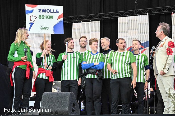 In beeld: Hardlopers van AV PEC 1910 brengen Bevrijdingsvuur naar Zwolle
