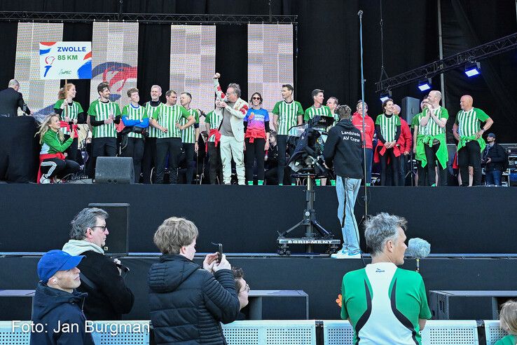In beeld: Hardlopers van AV PEC 1910 brengen Bevrijdingsvuur naar Zwolle