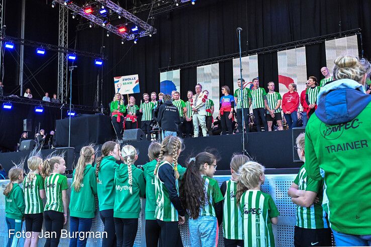 In beeld: Hardlopers van AV PEC 1910 brengen Bevrijdingsvuur naar Zwolle