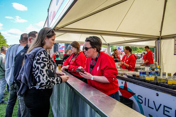 In beeld: Bevrijdingsfestival Overijssel bruist van muziek en gezelligheid