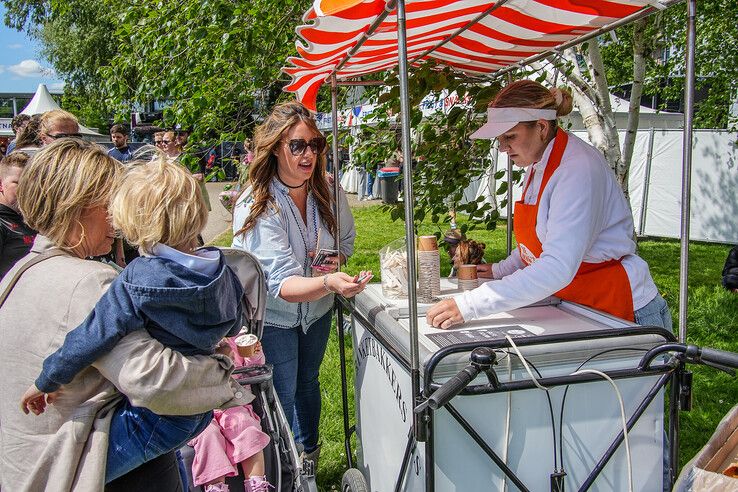 In beeld: Bevrijdingsfestival Overijssel bruist van muziek en gezelligheid