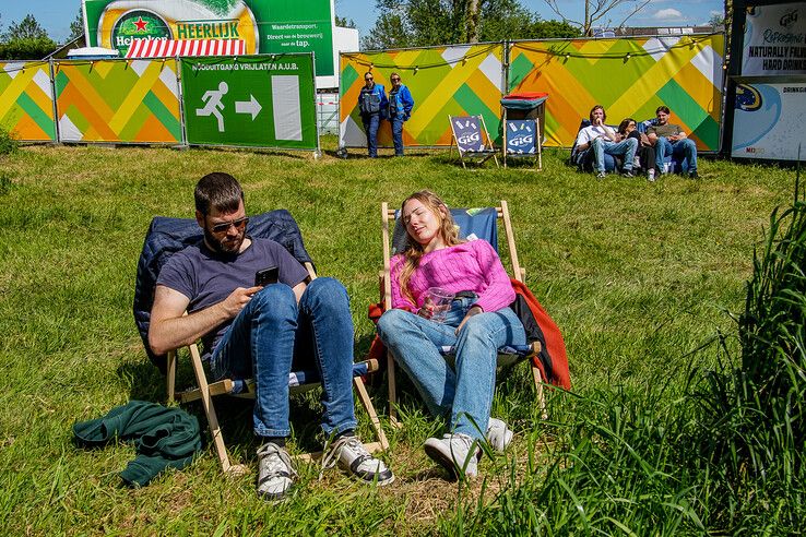 In beeld: Bevrijdingsfestival Overijssel bruist van muziek en gezelligheid