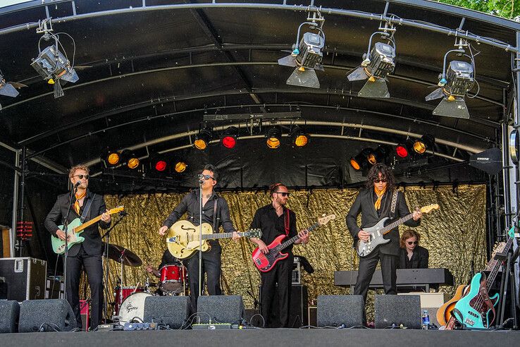 In beeld: Bevrijdingsfestival Overijssel bruist van muziek en gezelligheid