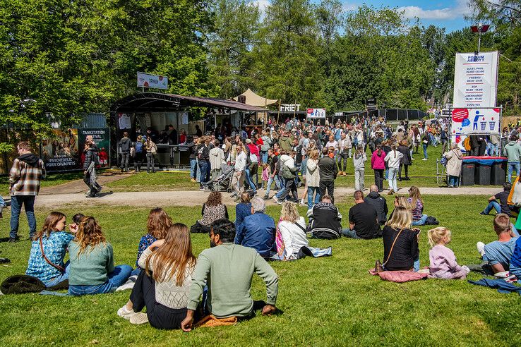In beeld: Bevrijdingsfestival Overijssel bruist van muziek en gezelligheid