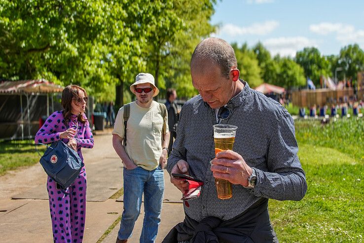 In beeld: Bevrijdingsfestival Overijssel bruist van muziek en gezelligheid