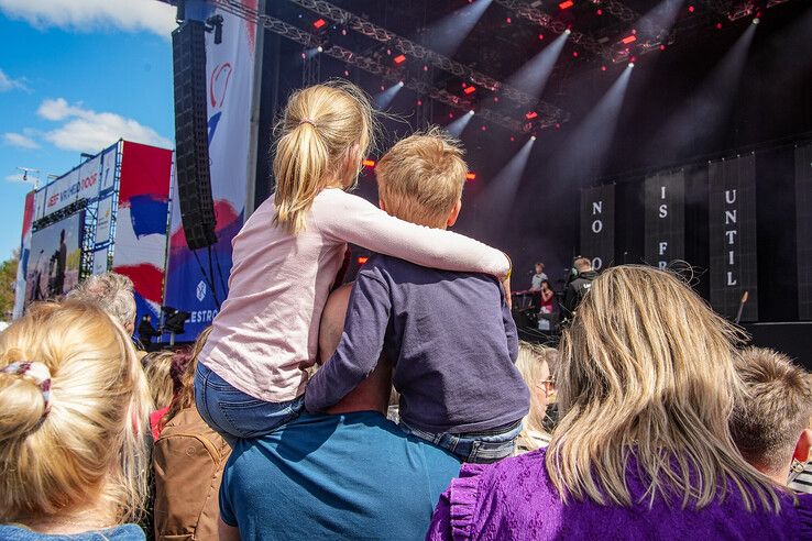 In beeld: Bevrijdingsfestival Overijssel bruist van muziek en gezelligheid