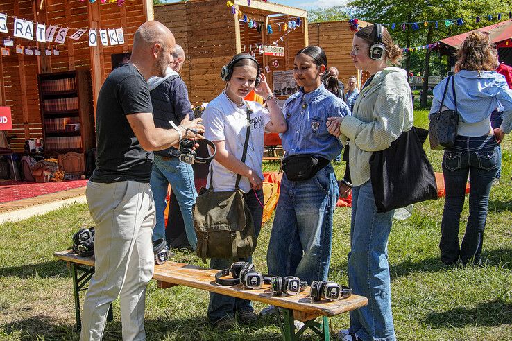 In beeld: Bevrijdingsfestival Overijssel bruist van muziek en gezelligheid