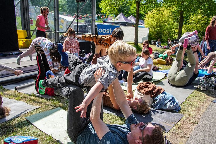 In beeld: Bevrijdingsfestival Overijssel bruist van muziek en gezelligheid