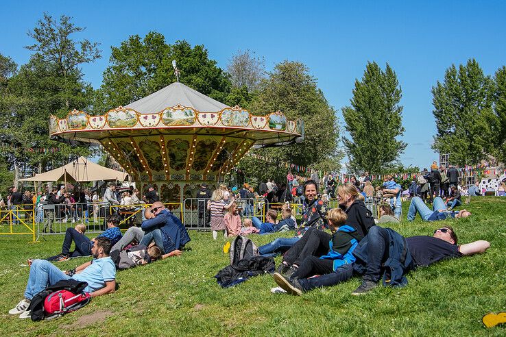 In beeld: Bevrijdingsfestival Overijssel bruist van muziek en gezelligheid