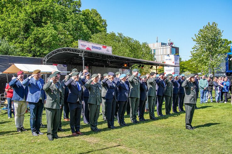 In beeld: Bevrijdingsfestival Overijssel bruist van muziek en gezelligheid