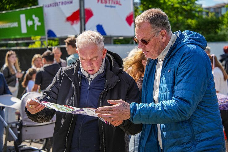 In beeld: Bevrijdingsfestival Overijssel bruist van muziek en gezelligheid