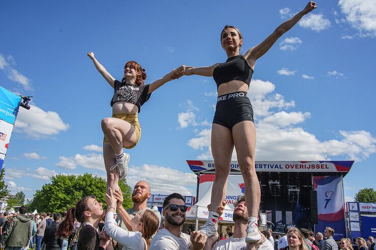 In beeld: Bevrijdingsfestival Overijssel bruist van muziek en gezelligheid