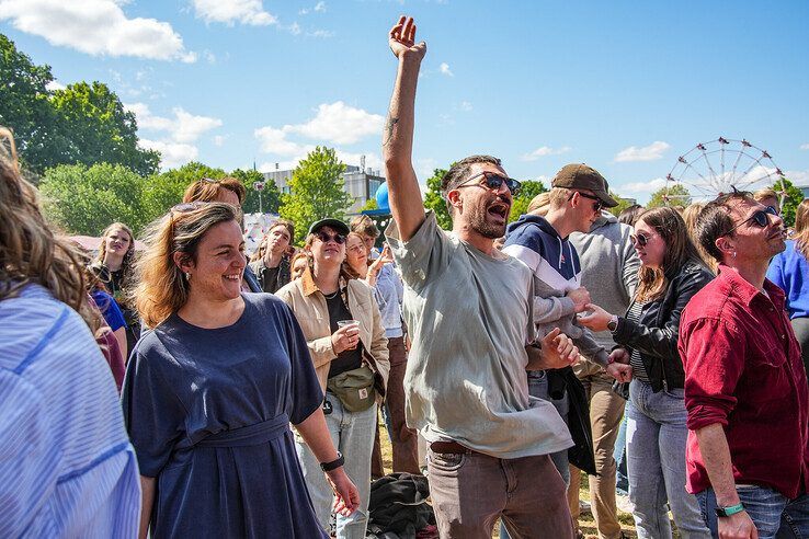 In beeld: Bevrijdingsfestival Overijssel bruist van muziek en gezelligheid