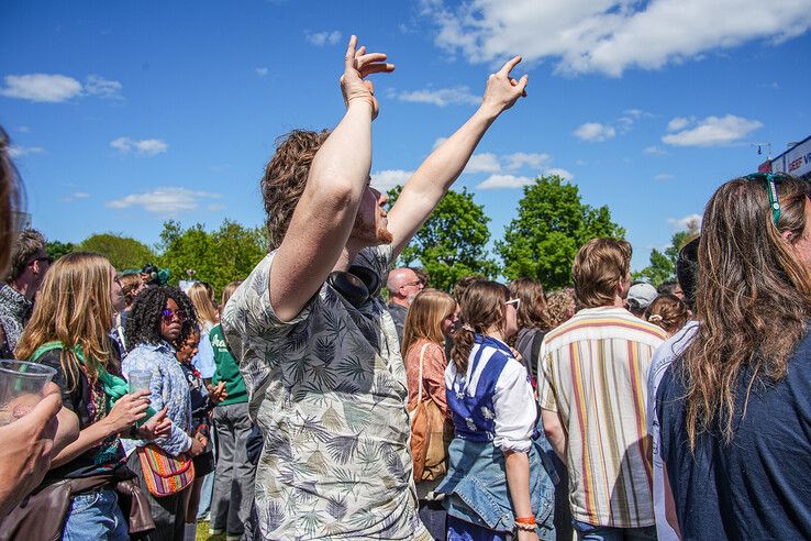 In beeld: Bevrijdingsfestival Overijssel bruist van muziek en gezelligheid