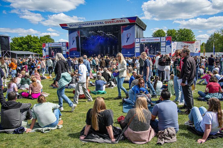 In beeld: Bevrijdingsfestival Overijssel bruist van muziek en gezelligheid