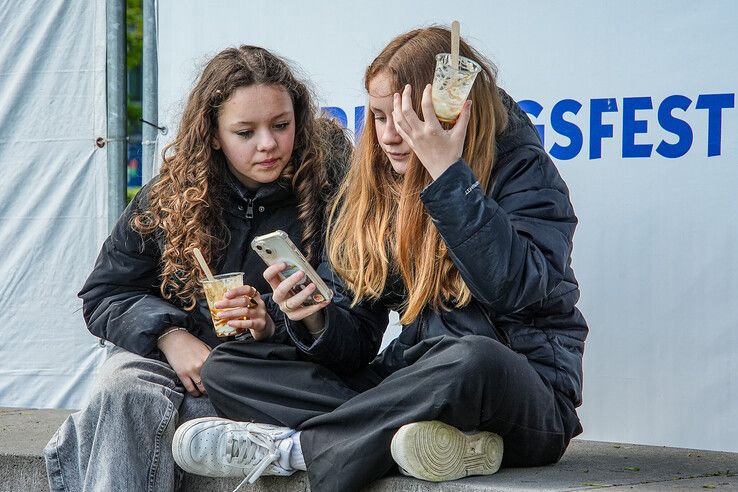 In beeld: Bevrijdingsfestival Overijssel bruist van muziek en gezelligheid