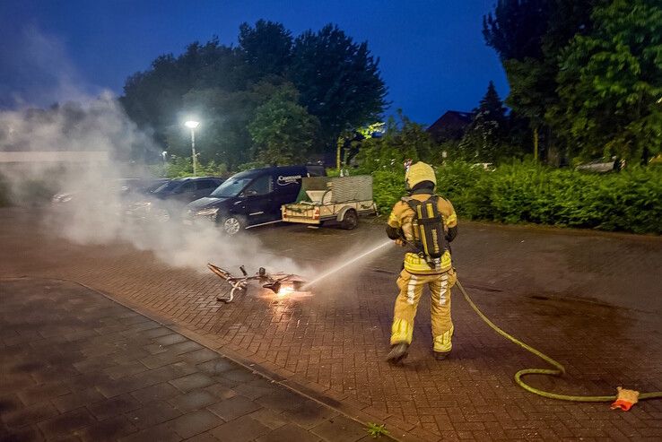 Spartamet vliegt in brand in Kampen, eigenaar ziet net gekochte fiets in rook opgaan