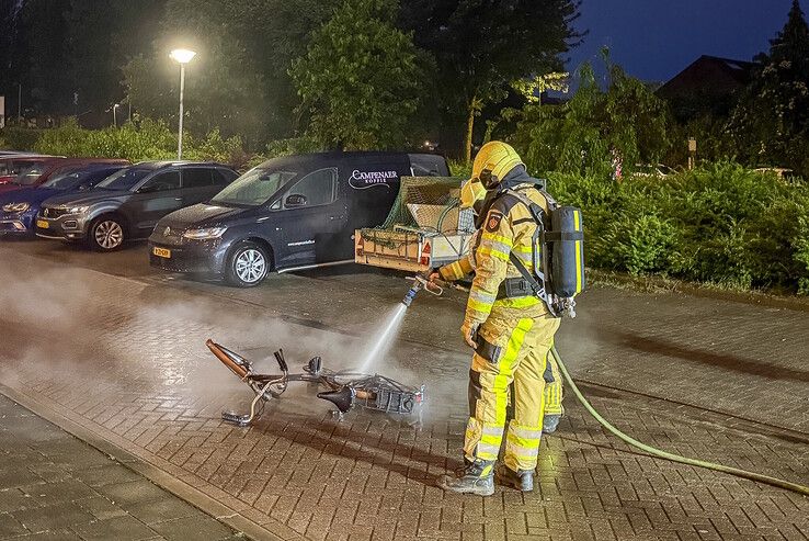 Spartamet vliegt in brand in Kampen, eigenaar ziet net gekochte fiets in rook opgaan