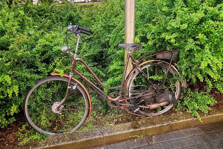 Spartamet vliegt in brand in Kampen, eigenaar ziet net gekochte fiets in rook opgaan