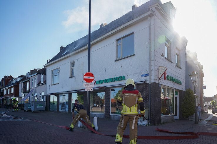 Veel rook bij ovenbrand boven pizzeria in binnenstad Kampen (video)