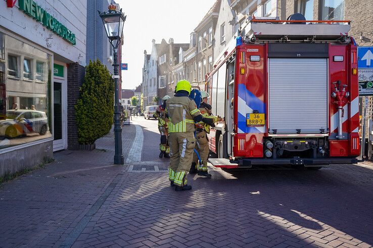 Veel rook bij ovenbrand boven pizzeria in binnenstad Kampen (video)
