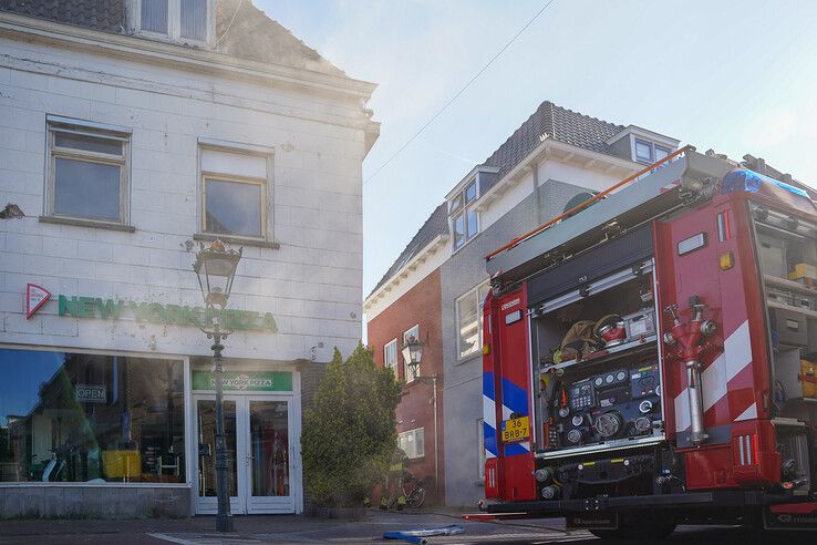 Veel rook bij ovenbrand boven pizzeria in binnenstad Kampen (video)