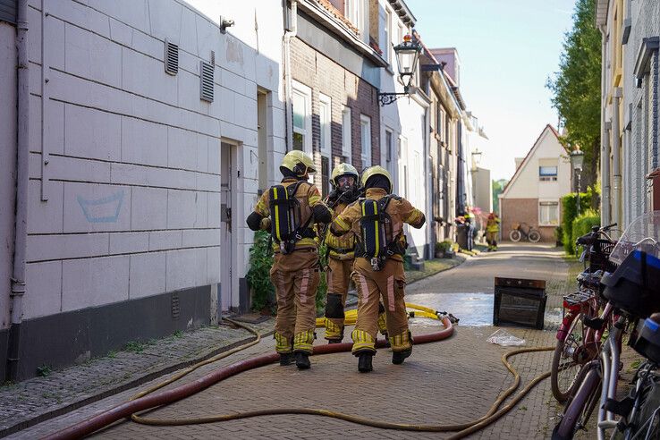 Veel rook bij ovenbrand boven pizzeria in binnenstad Kampen (video)