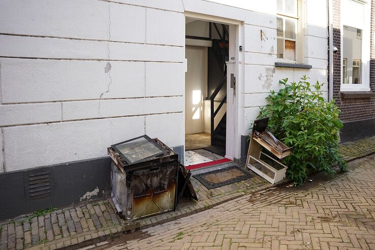 Veel rook bij ovenbrand boven pizzeria in binnenstad Kampen (video)