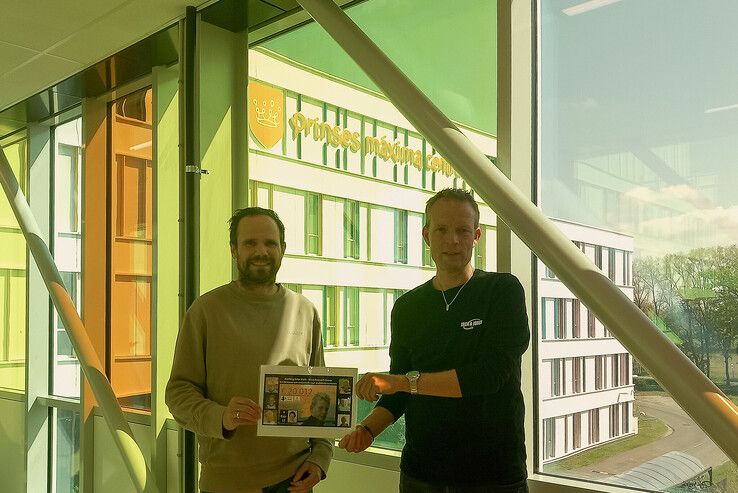 Van links af hoofdonderzoeker Jarno Drost, die de cheque ontvangt uit handen van Arjan Kroes.