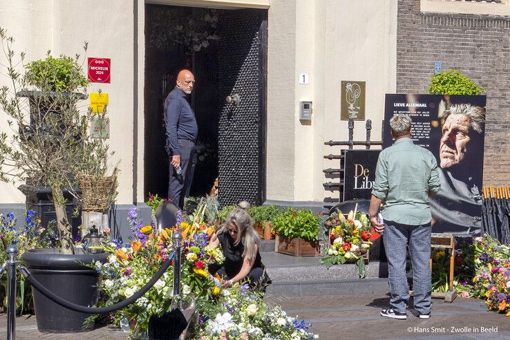 In beeld (video): Familie, vrienden en genodigden nemen afscheid van Jonnie Boer