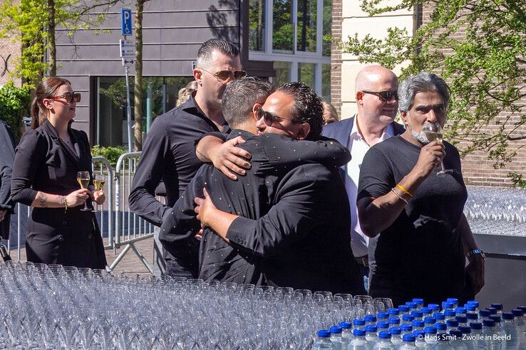In beeld (video): Familie, vrienden en genodigden nemen afscheid van Jonnie Boer