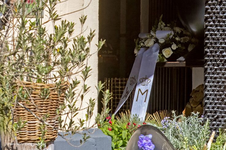 In beeld (video): Familie, vrienden en genodigden nemen afscheid van Jonnie Boer