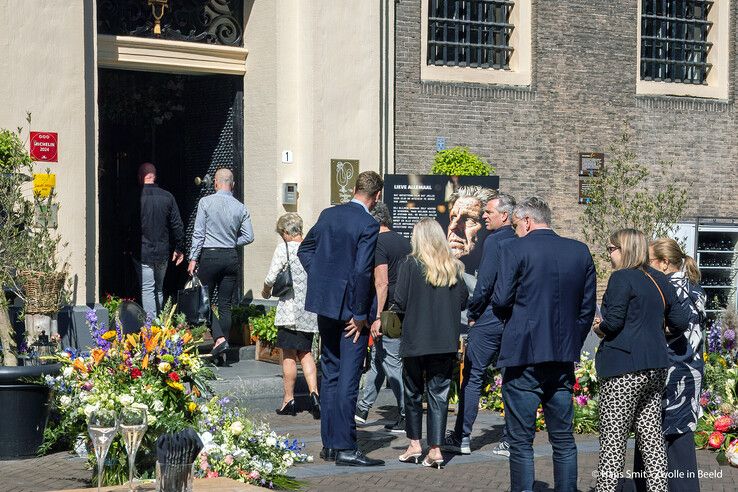 In beeld (video): Familie, vrienden en genodigden nemen afscheid van Jonnie Boer