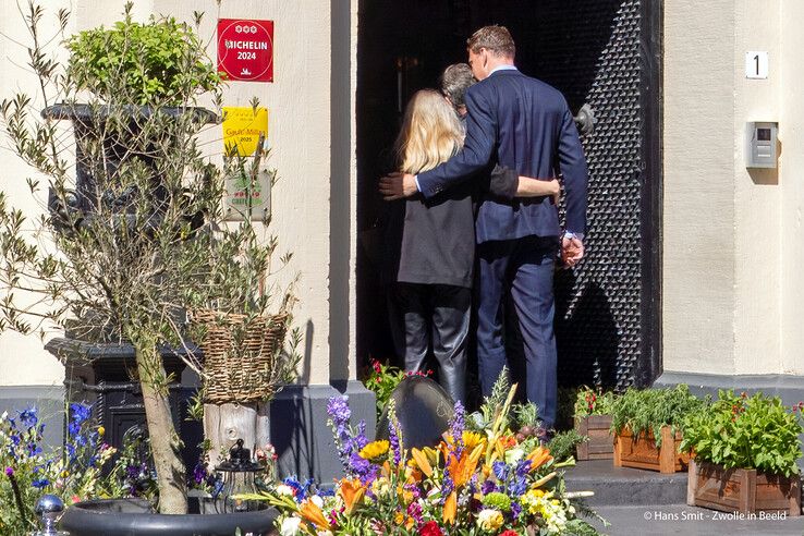 In beeld (video): Familie, vrienden en genodigden nemen afscheid van Jonnie Boer