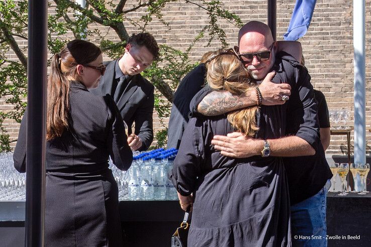 In beeld (video): Familie, vrienden en genodigden nemen afscheid van Jonnie Boer