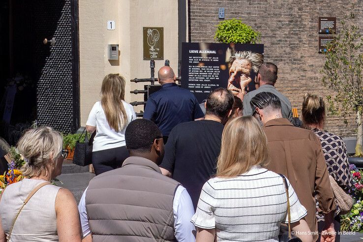 In beeld (video): Familie, vrienden en genodigden nemen afscheid van Jonnie Boer